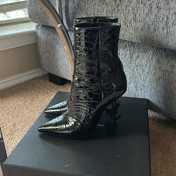 Saint Laurent Alligator embossed patent calfskin booties - Picture 3 of 4